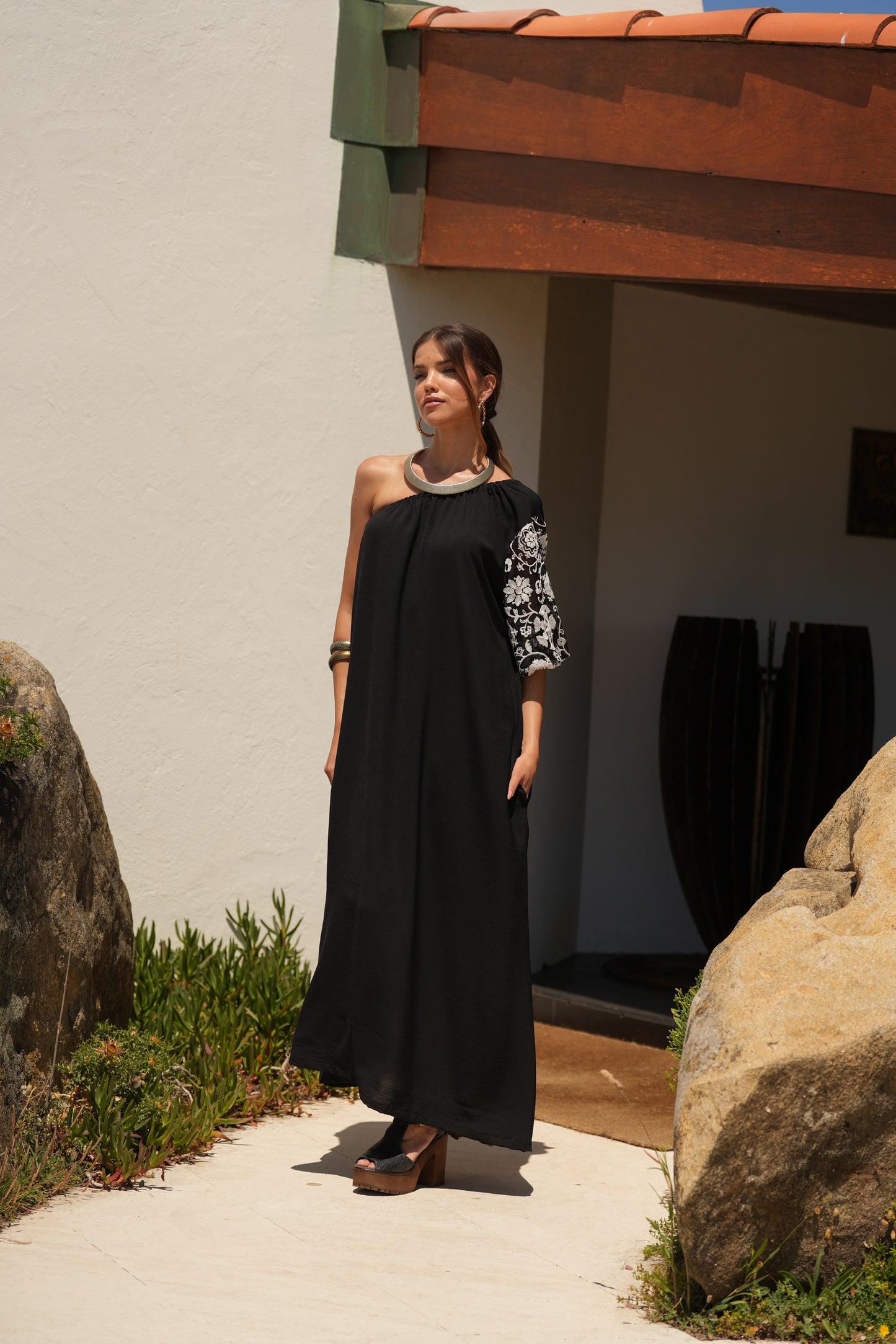 Vestido comprido preto com manga bordada
