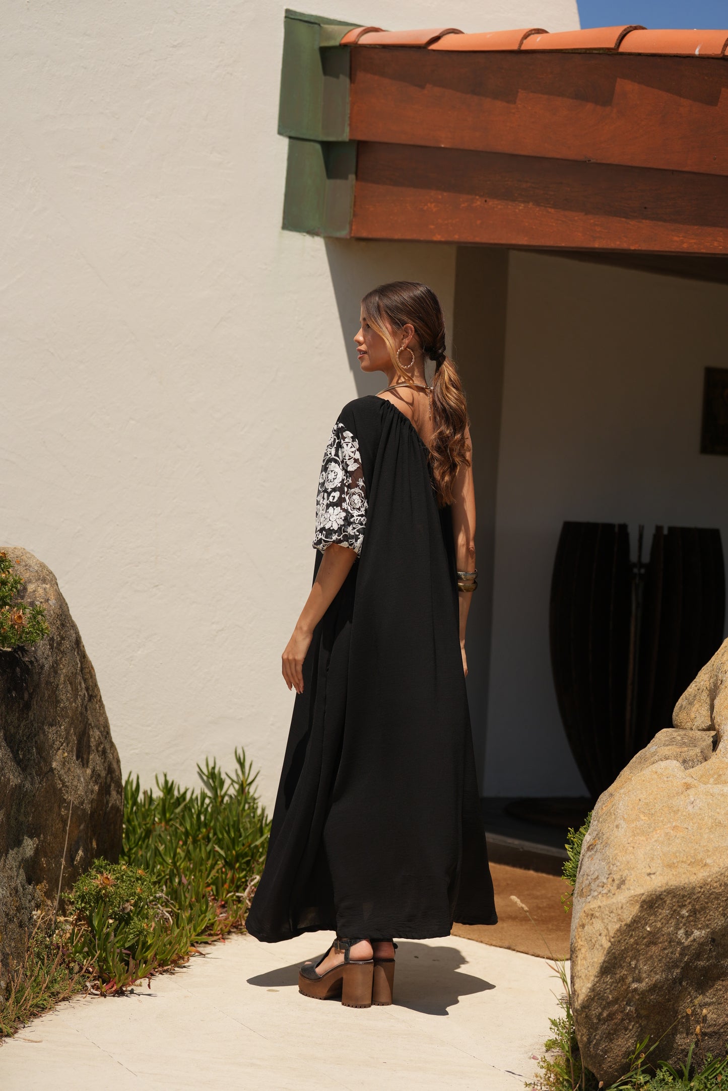 Vestido comprido preto com manga bordada