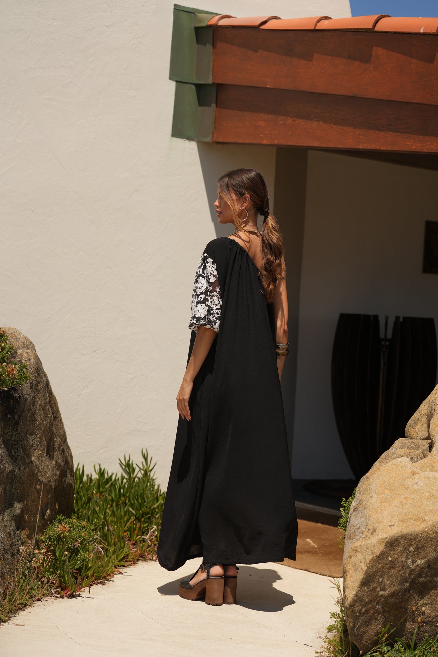 Vestido comprido preto com manga bordada