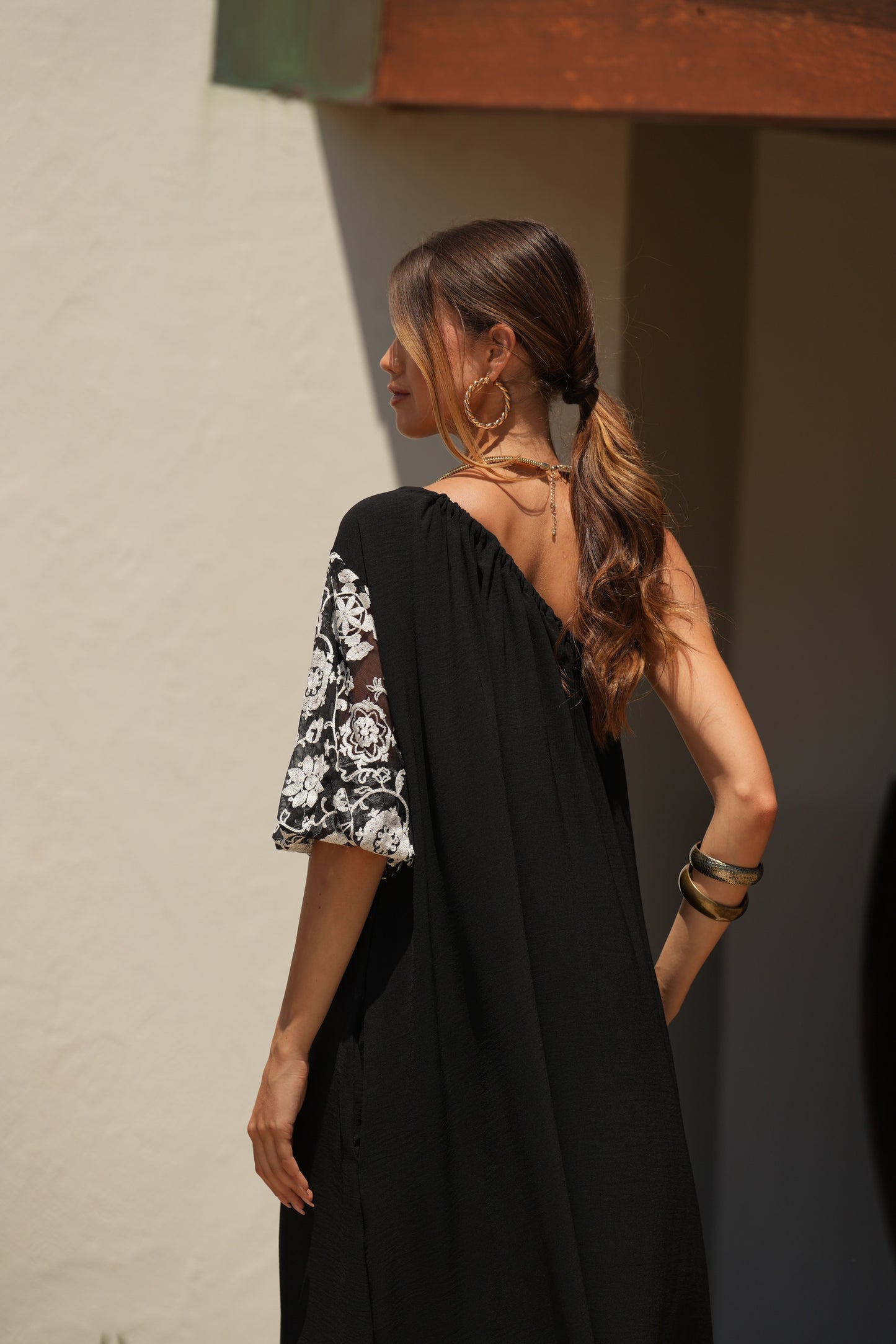 Vestido comprido preto com manga bordada