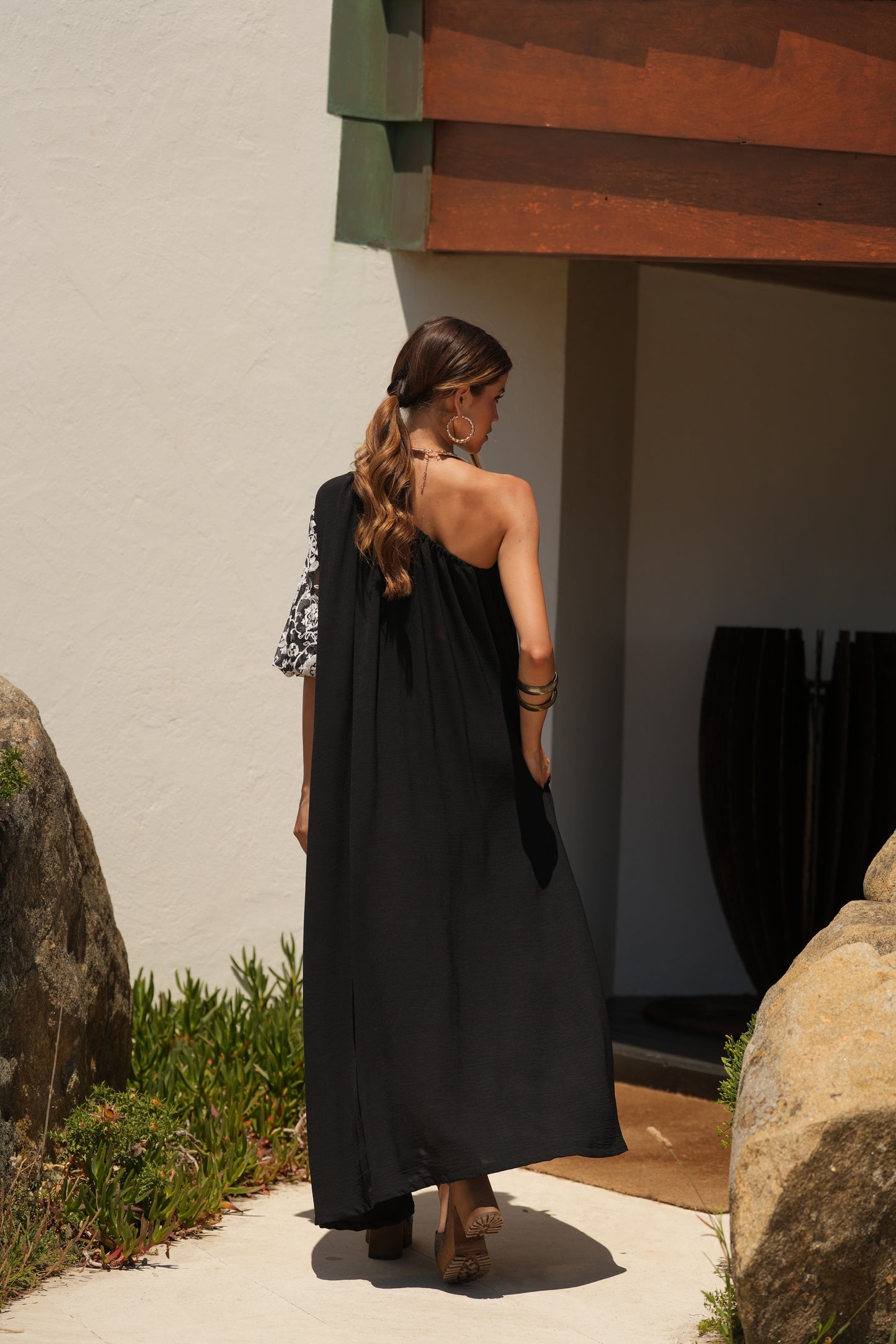 Vestido comprido preto com manga bordada