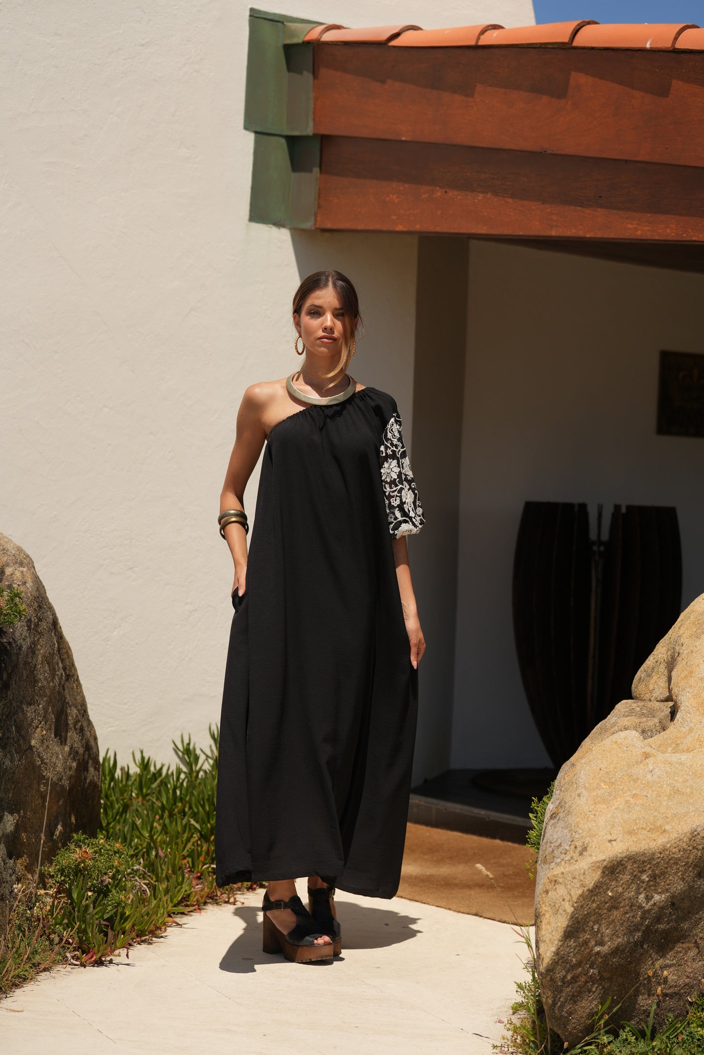 Vestido comprido preto com manga bordada