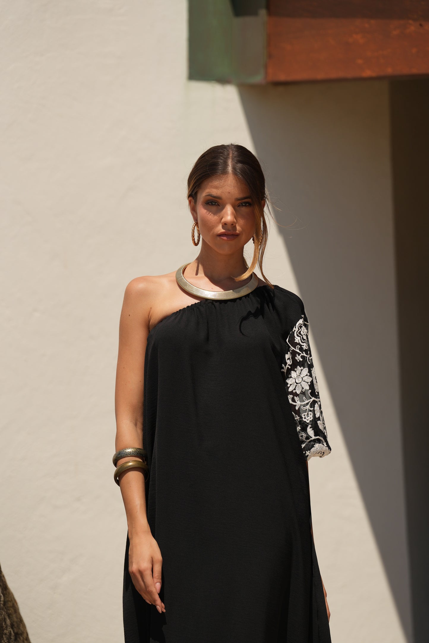 Vestido comprido preto com manga bordada
