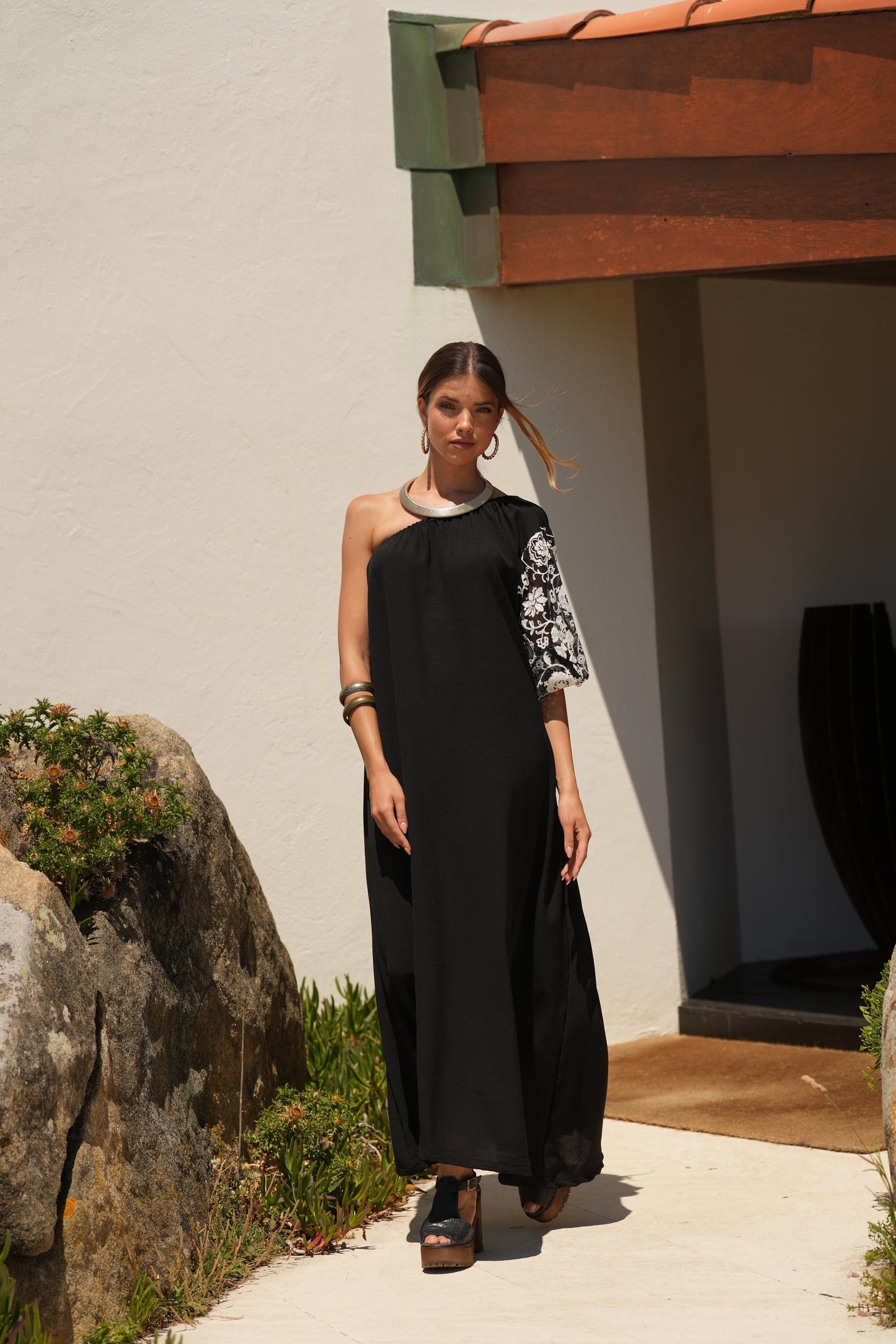 Vestido comprido preto com manga bordada