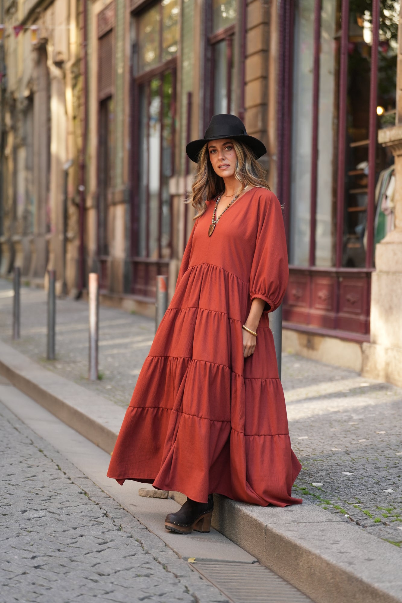 Vestido comprido com folhos