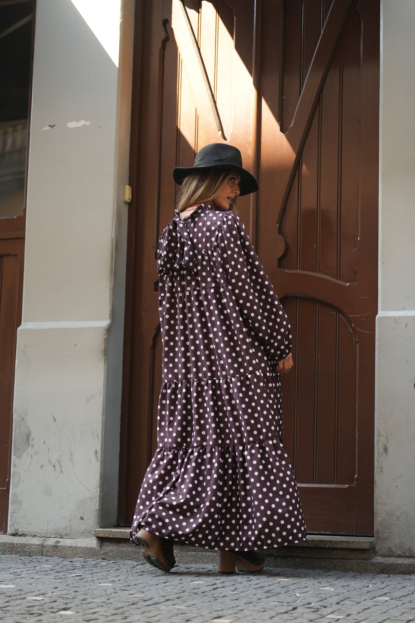 Vestido comprido com folhos