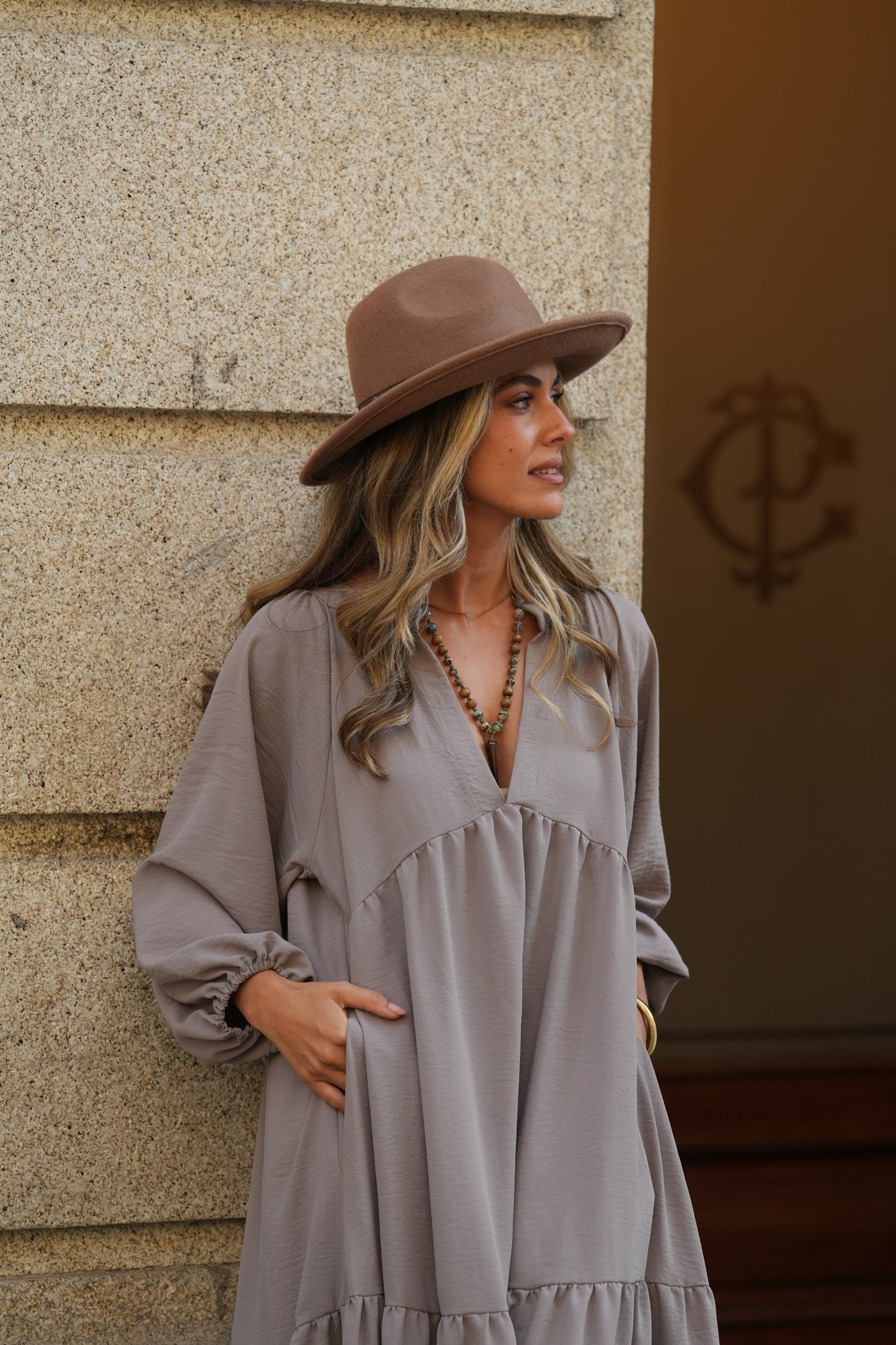 Vestido comprido com folho