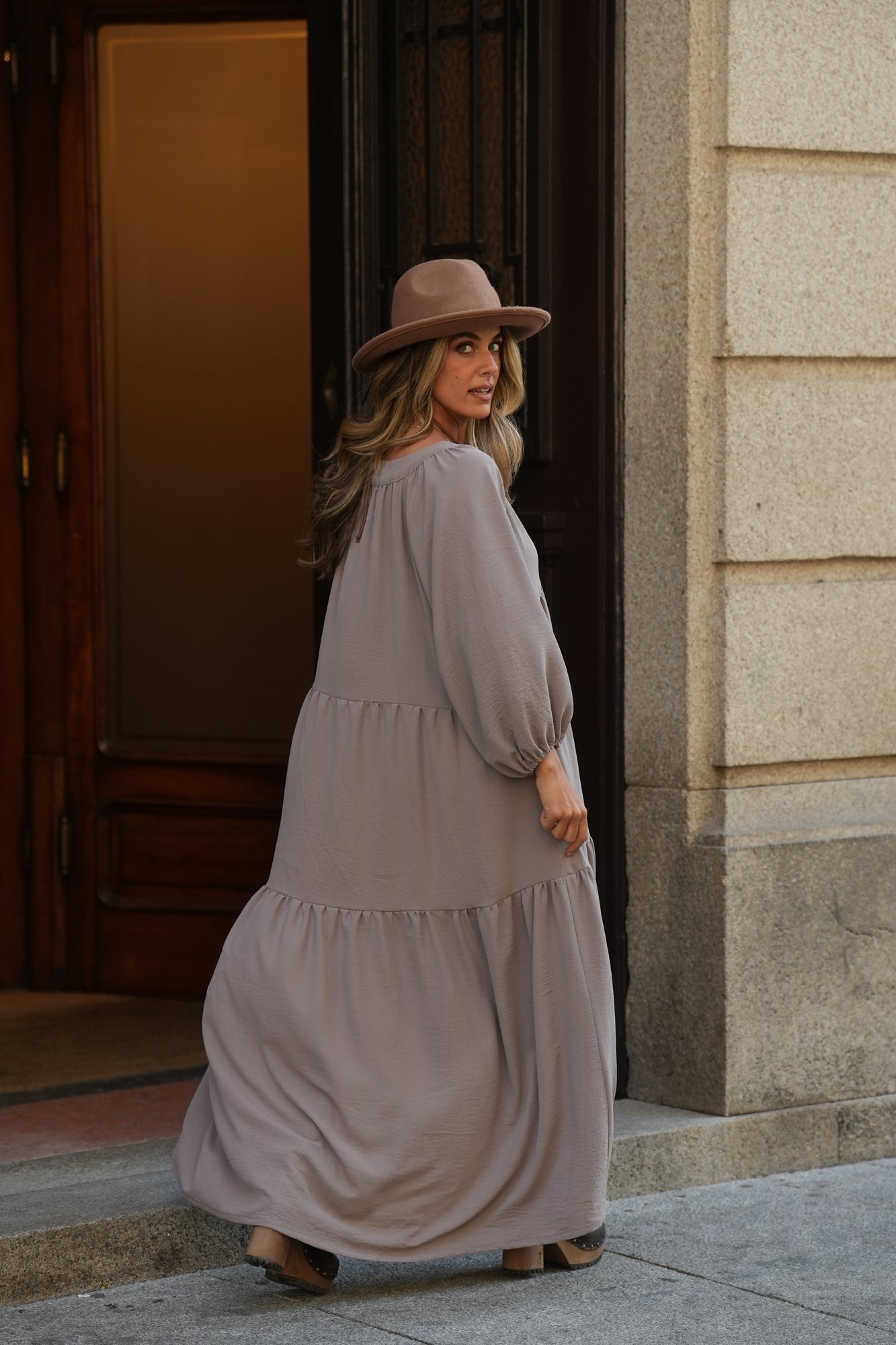 Vestido comprido com folho