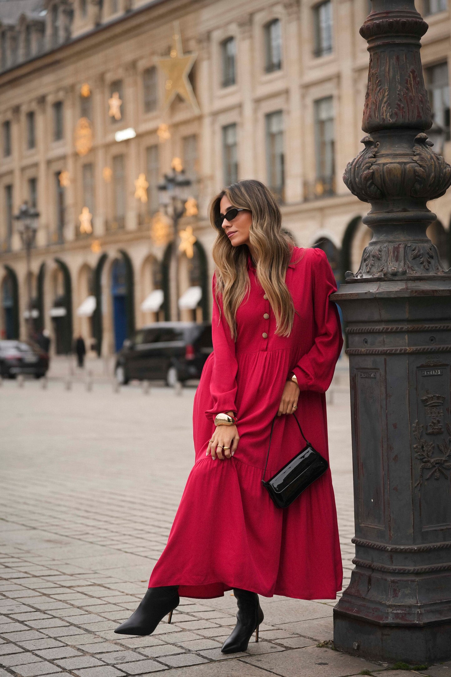 Vestido largo con botones dorados.